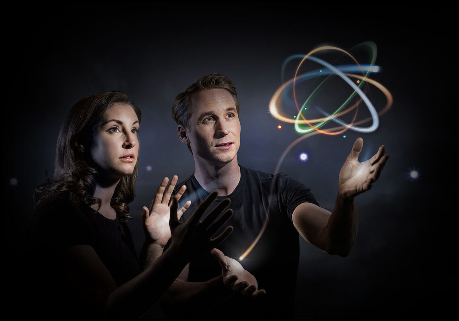 [Translate to German:] Man and woman with light-sign