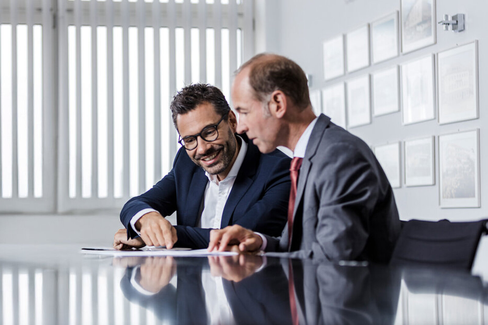 Jagenberg Management sitzend am Tisch, bestehend aus Steffen Heckmann, links, und Dr. Christian Jostes, rechts.