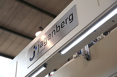 [Translate to German:] Jagenberg Paper Neumaschine Rollenschneider